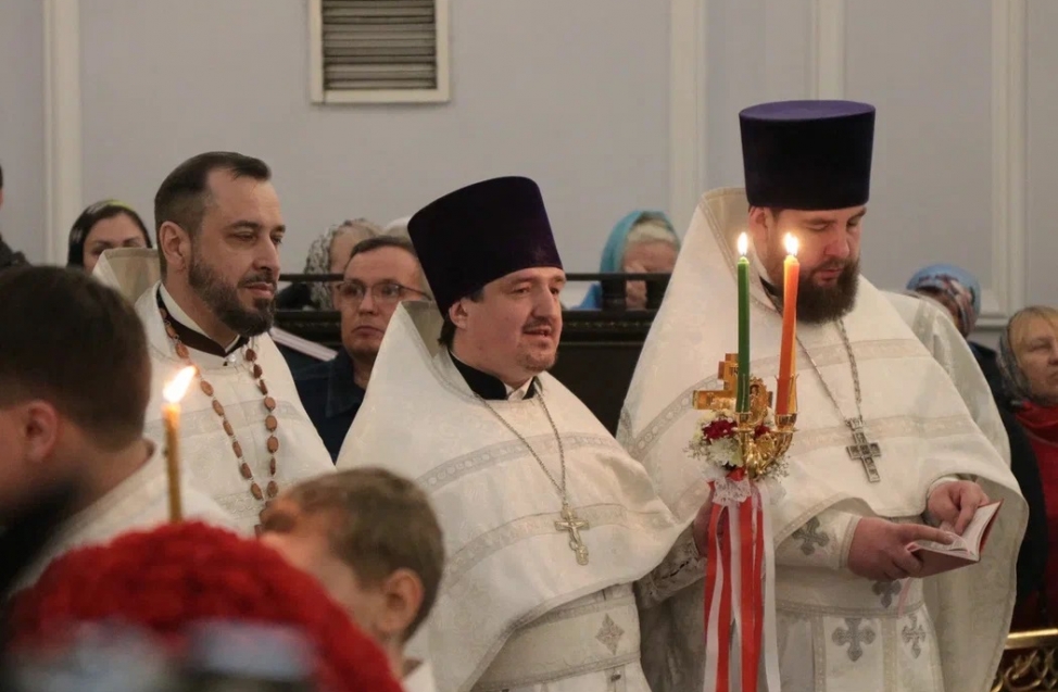 Омичи встретили Пасху: на всенощной среди мирян побывали мэр Шелест и другие чиновники