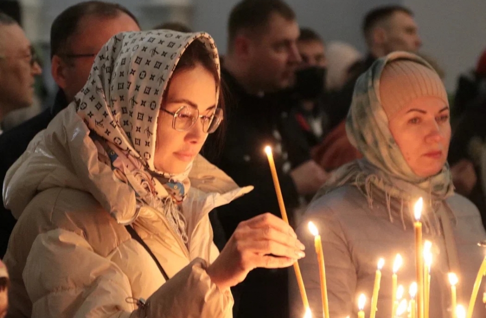 Омичи встретили Пасху: на всенощной среди мирян побывали мэр Шелест и другие чиновники