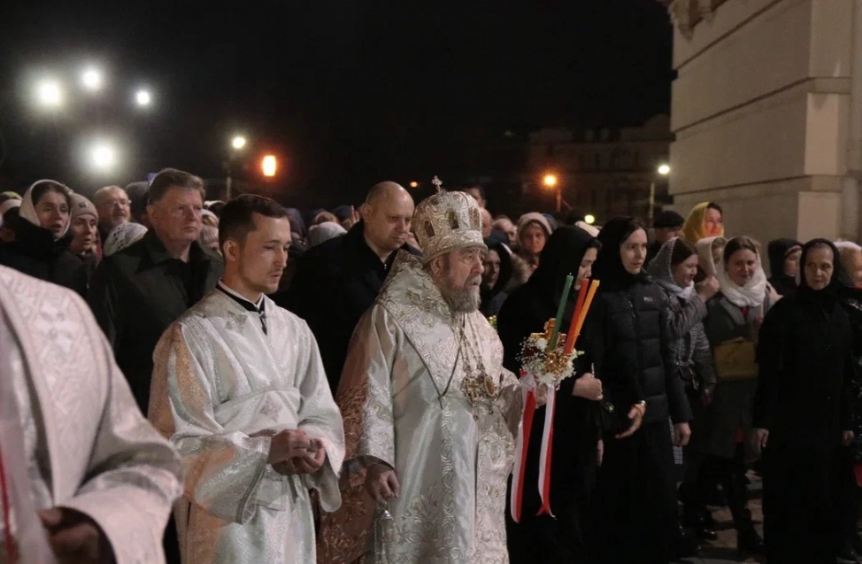 Омичи встретили Пасху: на всенощной среди мирян побывали мэр Шелест и другие чиновники