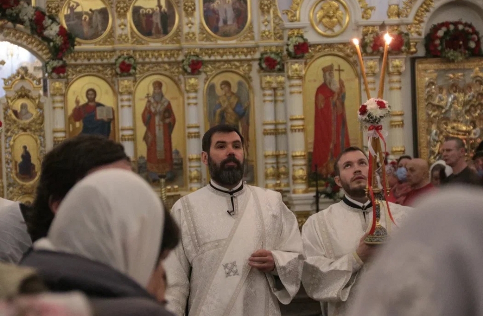 Омичи встретили Пасху: на всенощной среди мирян побывали мэр Шелест и другие чиновники