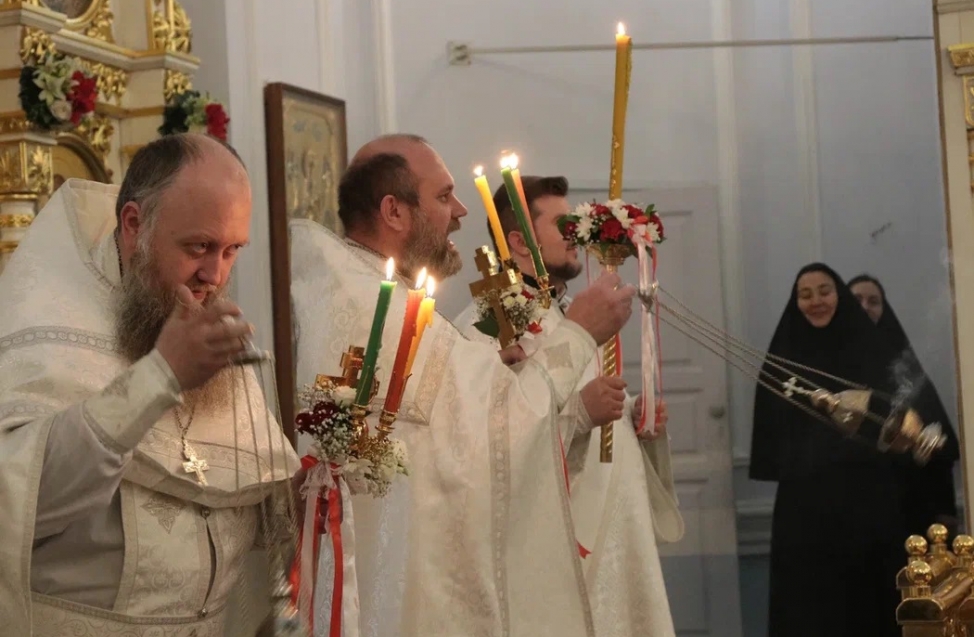 Омичи встретили Пасху: на всенощной среди мирян побывали мэр Шелест и другие чиновники