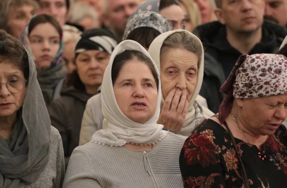 Омичи встретили Пасху: на всенощной среди мирян побывали мэр Шелест и другие чиновники