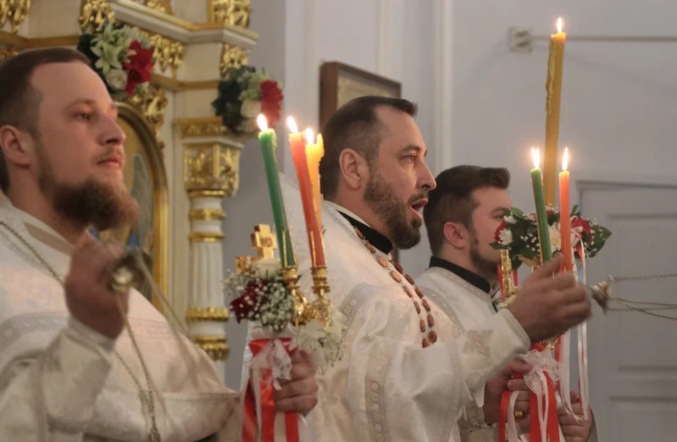 Омичи встретили Пасху: на всенощной среди мирян побывали мэр Шелест и другие чиновники