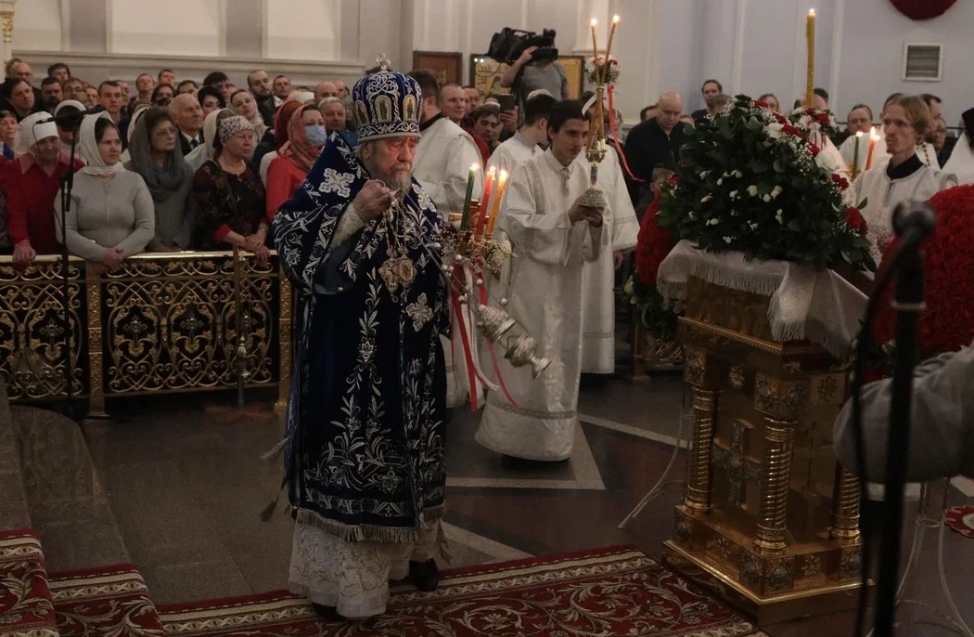 Омичи встретили Пасху: на всенощной среди мирян побывали мэр Шелест и другие чиновники