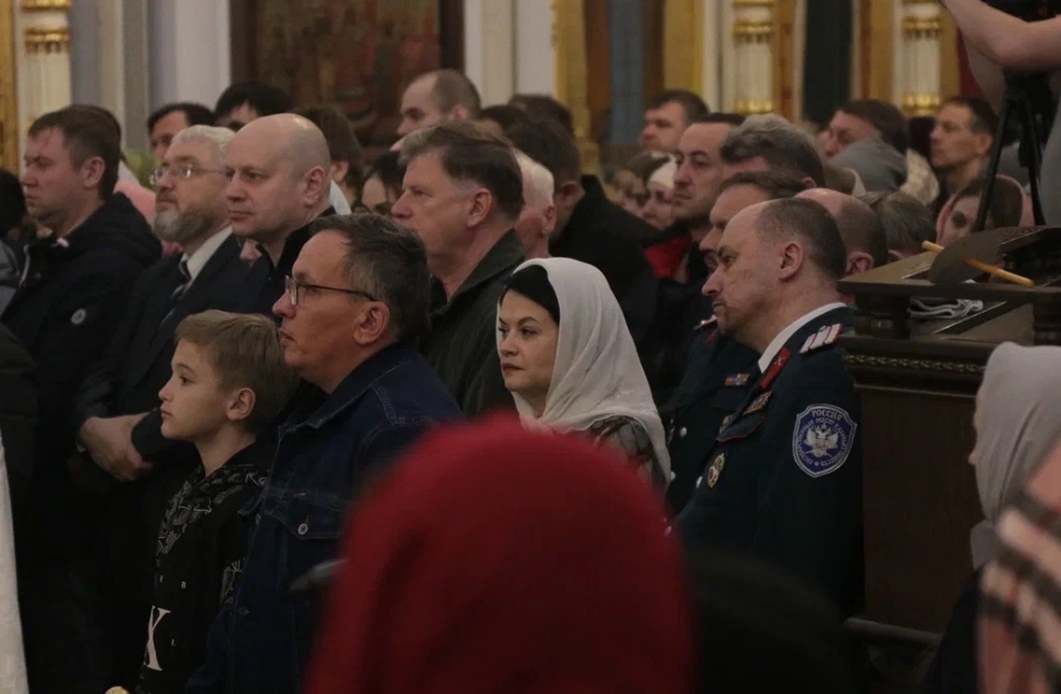 Омичи встретили Пасху: на всенощной среди мирян побывали мэр Шелест и другие чиновники