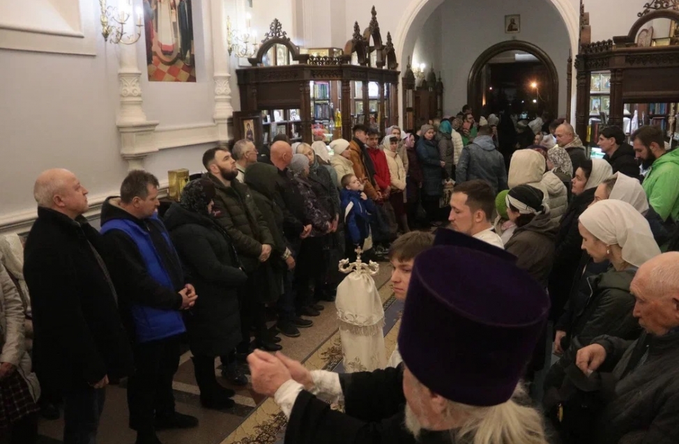 Омичи встретили Пасху: на всенощной среди мирян побывали мэр Шелест и другие чиновники