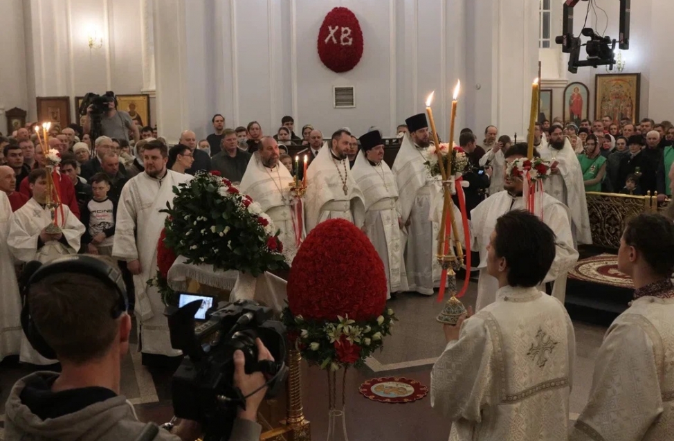 Омичи встретили Пасху: на всенощной среди мирян побывали мэр Шелест и другие чиновники