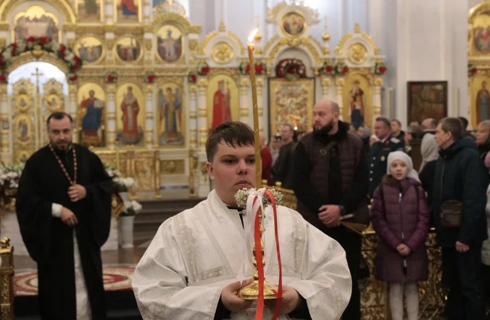 Омичи встретили Пасху: на всенощной среди мирян побывали мэр Шелест и другие чиновники