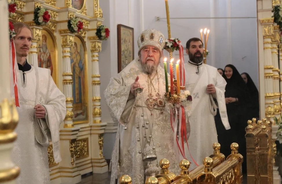 Омичи встретили Пасху: на всенощной среди мирян побывали мэр Шелест и другие чиновники