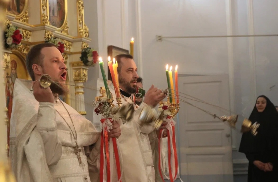 Омичи встретили Пасху: на всенощной среди мирян побывали мэр Шелест и другие чиновники