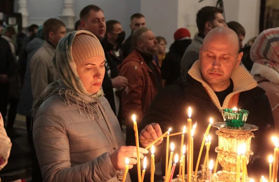 Омичи встретили Пасху: на всенощной среди мирян побывали мэр Шелест и другие чиновники