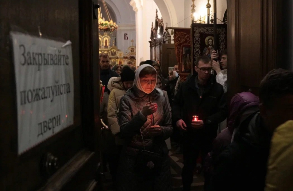 Омичи встретили Пасху: на всенощной среди мирян побывали мэр Шелест и другие чиновники