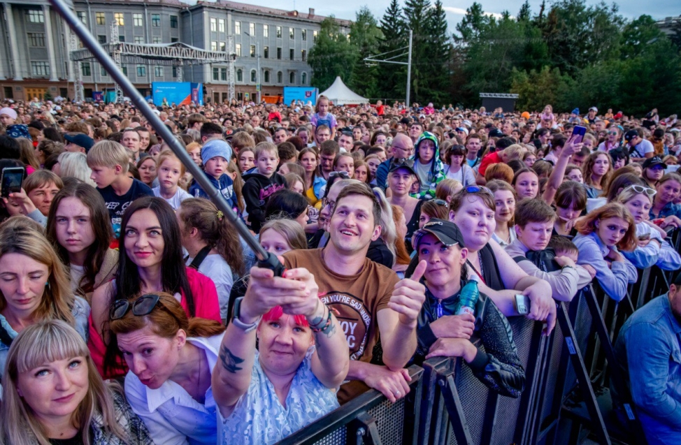 13 ноября омск концерт. Ленинградские мосты фестиваль. Фестиваль красок Омск. Концерты в Омске 2022. День города ЕКБ салют.