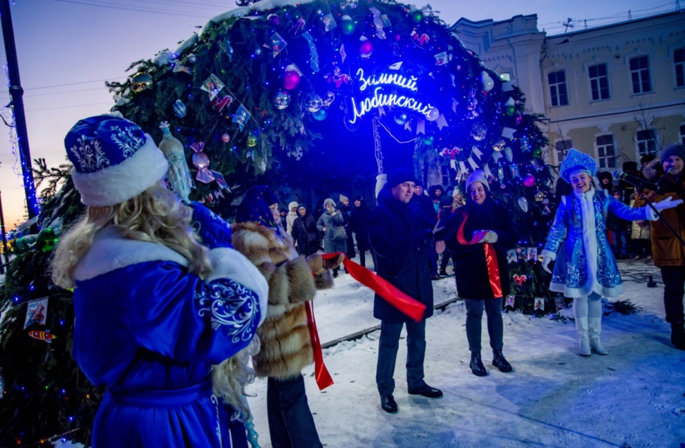 «Назад в СССР»: в центре Омска открыли новогоднюю локацию в советской стилистике 