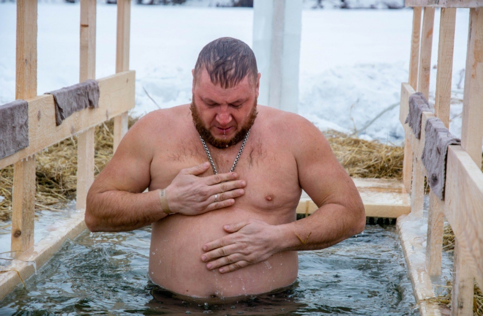 «Смыли грехи» за 500 рублей: фоторепортаж из крещенской проруби в Омске