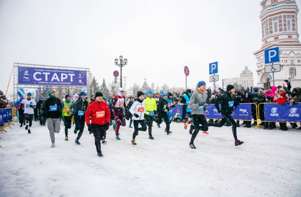 Самый холодный забег: как в Омске прошел Рождественский полумарафон