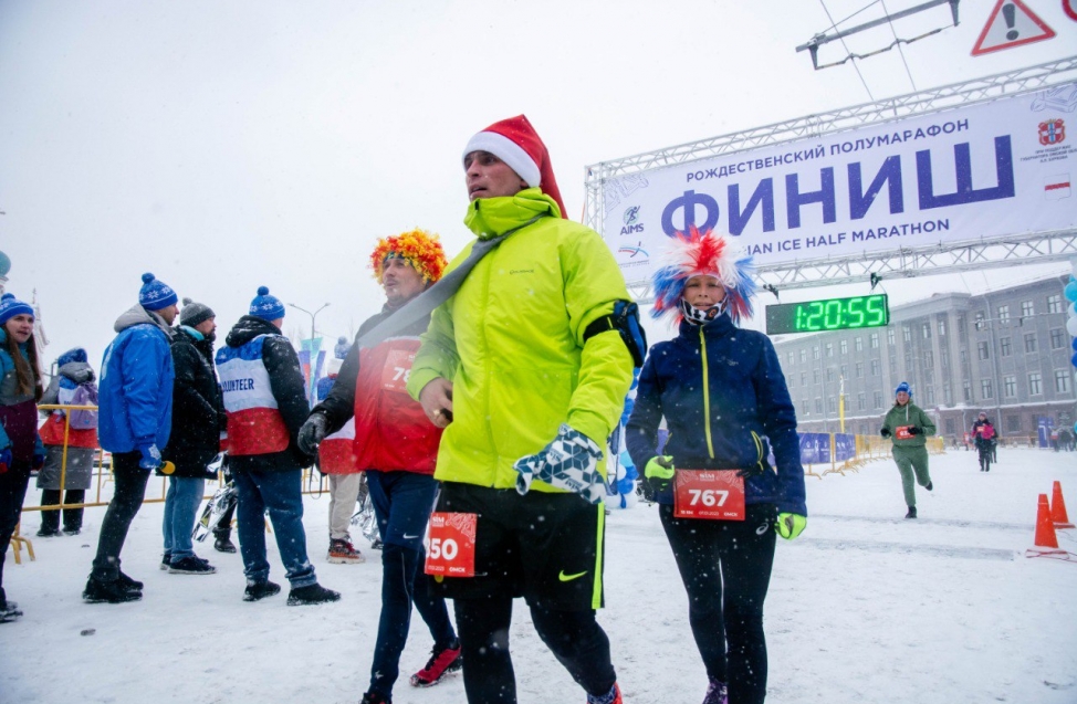 Самый холодный забег: как в Омске прошел Рождественский полумарафон