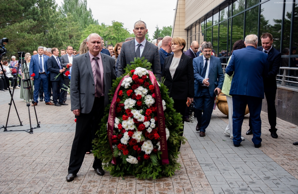 Сотни людей и алых роз: в Омске простились с бессменным спикером Владимиром Варнавским