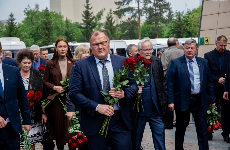 Сотни людей и алых роз: в Омске простились с бессменным спикером Владимиром Варнавским