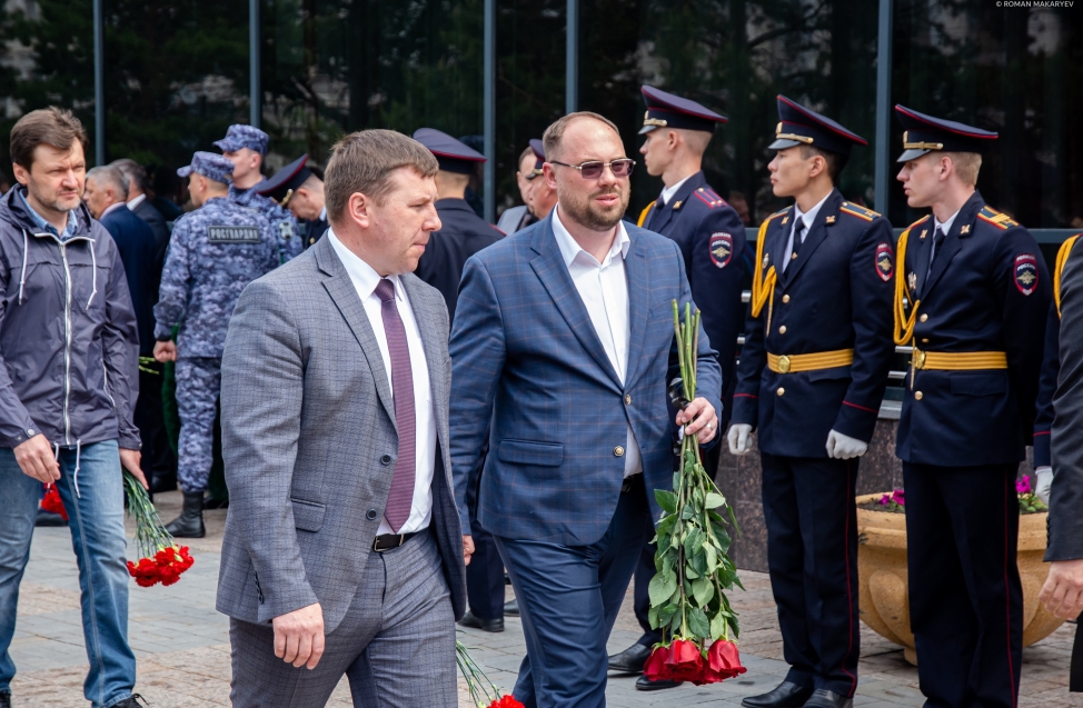 Сотни людей и алых роз: в Омске простились с бессменным спикером Владимиром Варнавским