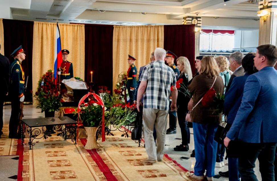 Сотни людей и алых роз: в Омске простились с бессменным спикером Владимиром Варнавским