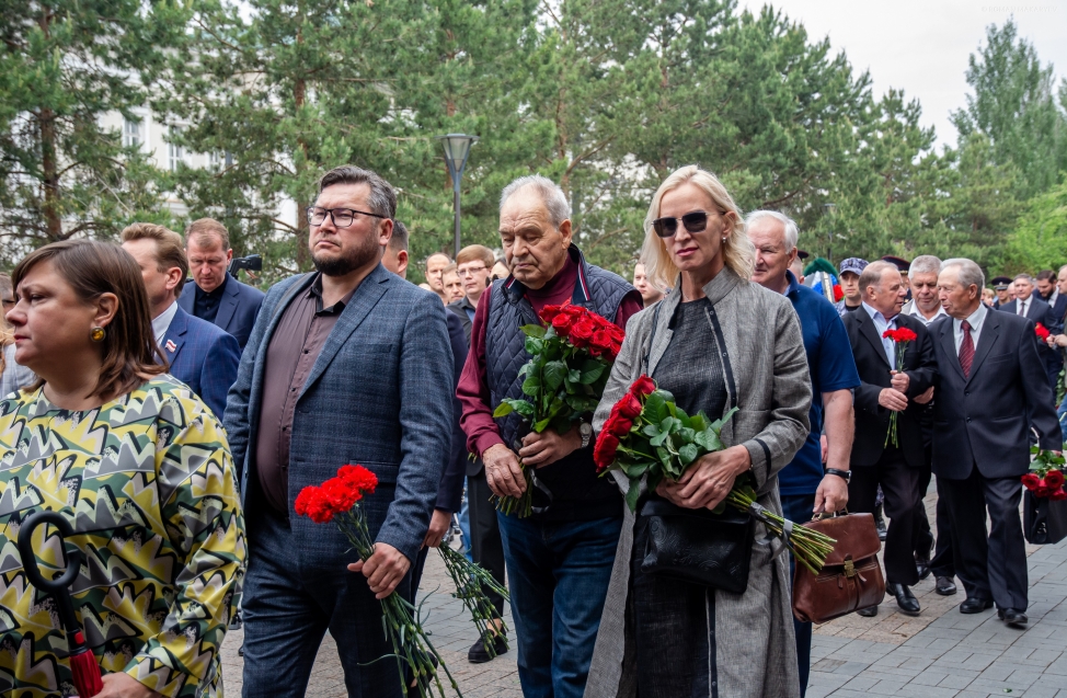 Сотни людей и алых роз: в Омске простились с бессменным спикером Владимиром Варнавским