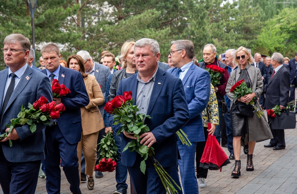 Сотни людей и алых роз: в Омске простились с бессменным спикером Владимиром Варнавским