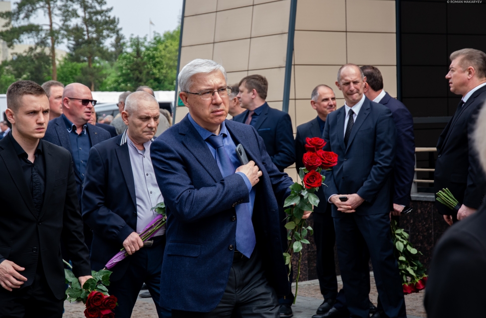 Сотни людей и алых роз: в Омске простились с бессменным спикером Владимиром Варнавским