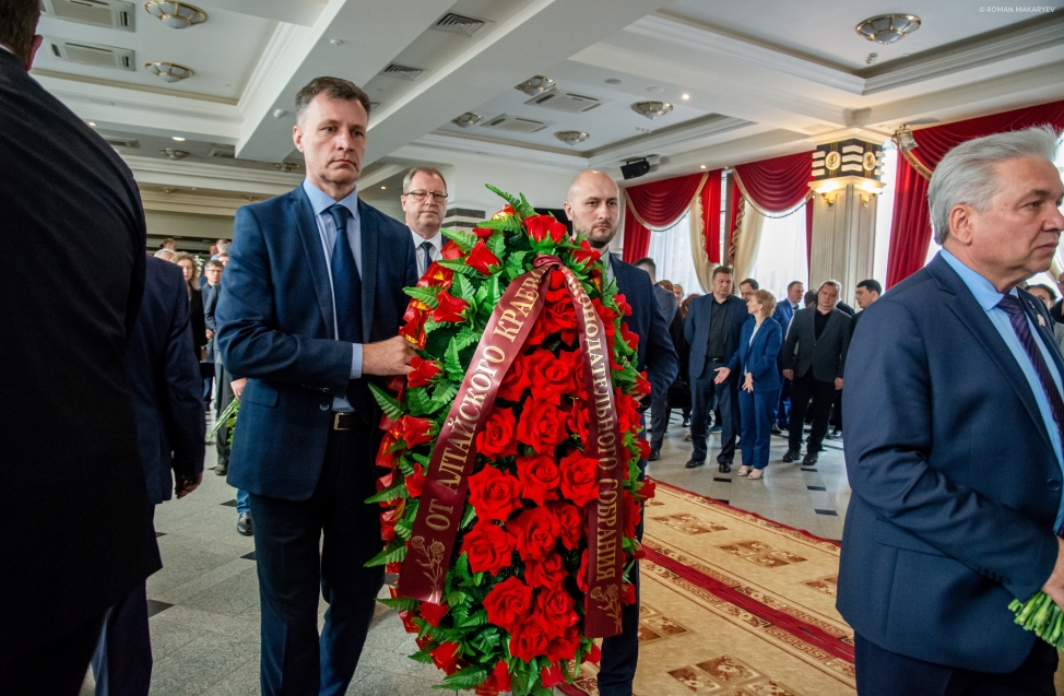 Сотни людей и алых роз: в Омске простились с бессменным спикером Владимиром Варнавским