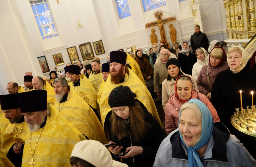 Черный «Мерседес», встреча с Владимиром и счастливые бабушки: как в Омске встретили нового митрополита Дионисия