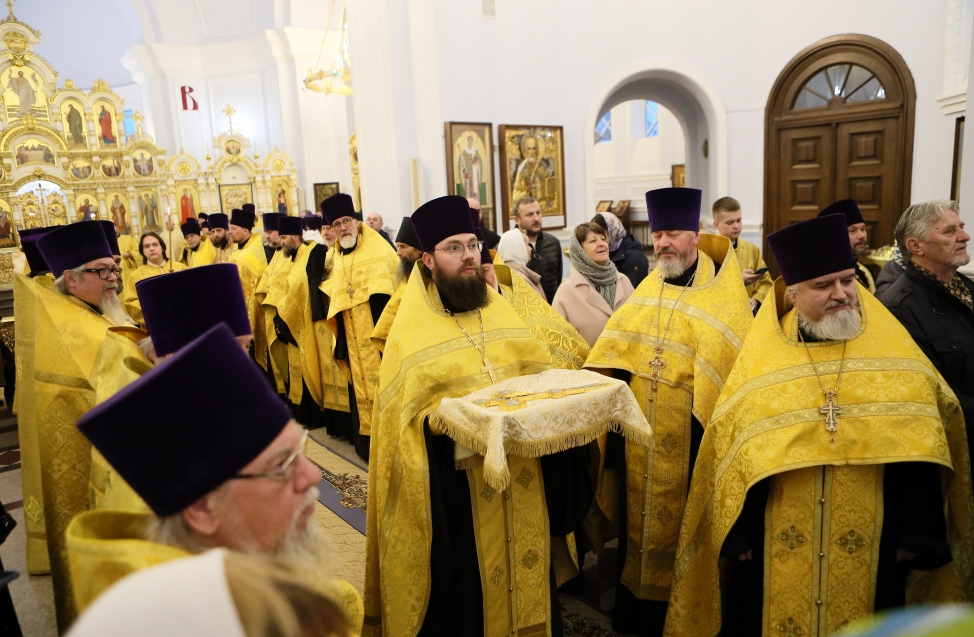 Черный «Мерседес», встреча с Владимиром и счастливые бабушки: как в Омске встретили нового митрополита Дионисия