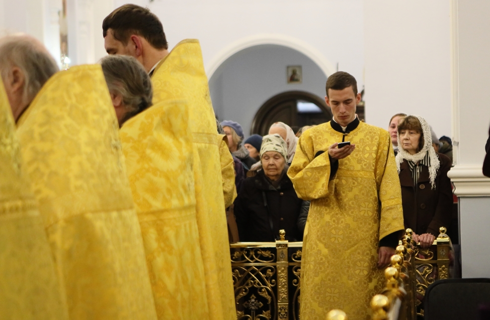 Черный «Мерседес», встреча с Владимиром и счастливые бабушки: как в Омске встретили нового митрополита Дионисия