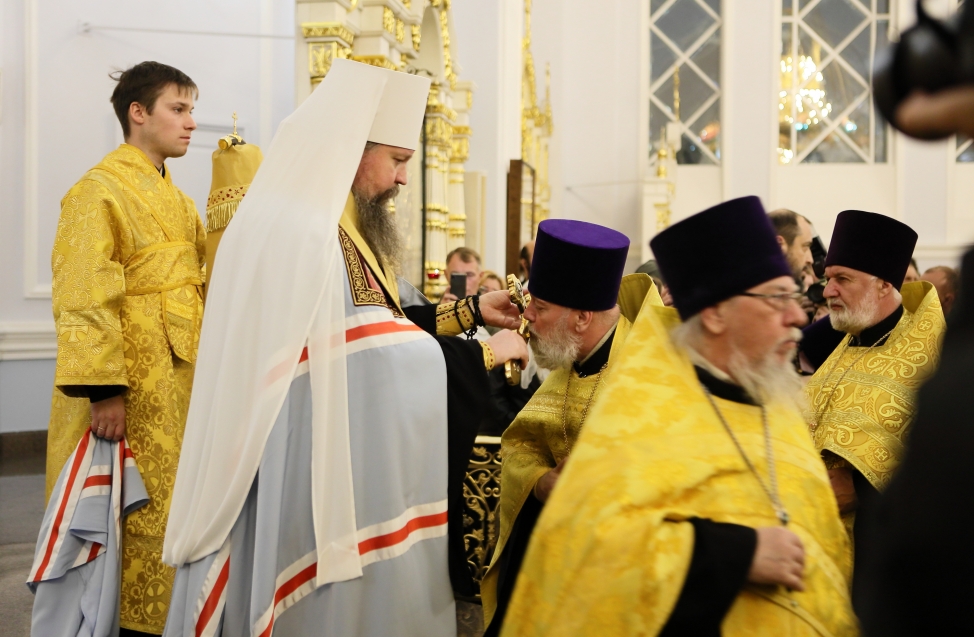 Черный «Мерседес», встреча с Владимиром и счастливые бабушки: как в Омске встретили нового митрополита Дионисия