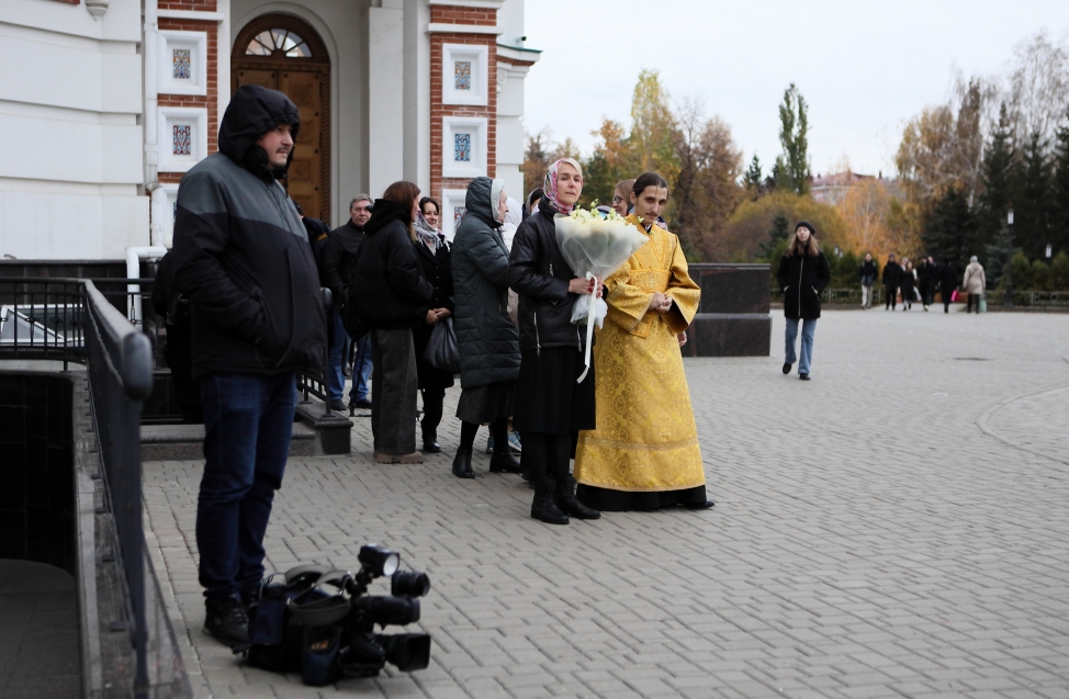 Черный «Мерседес», встреча с Владимиром и счастливые бабушки: как в Омске встретили нового митрополита Дионисия