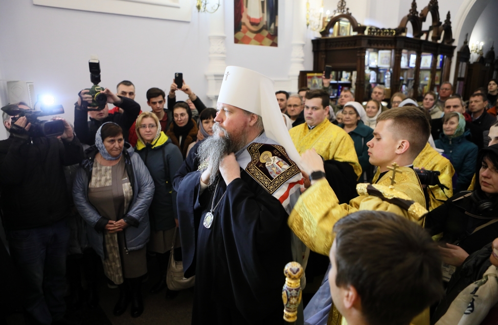 Черный «Мерседес», встреча с Владимиром и счастливые бабушки: как в Омске встретили нового митрополита Дионисия