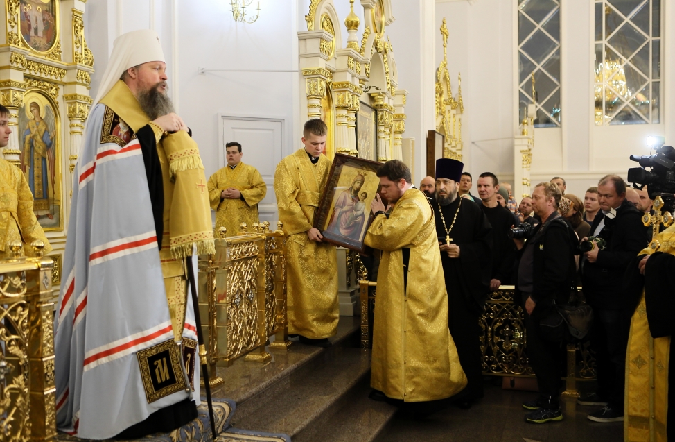 Черный «Мерседес», встреча с Владимиром и счастливые бабушки: как в Омске встретили нового митрополита Дионисия