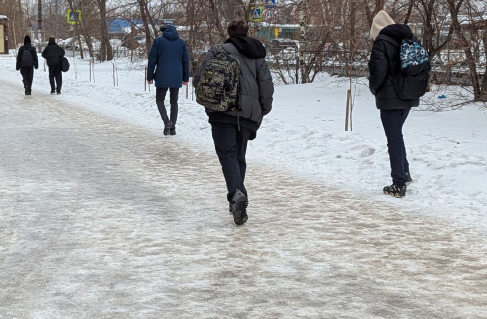 Скользкий фоторепортаж о том, как омичи справлялись с гололедицей