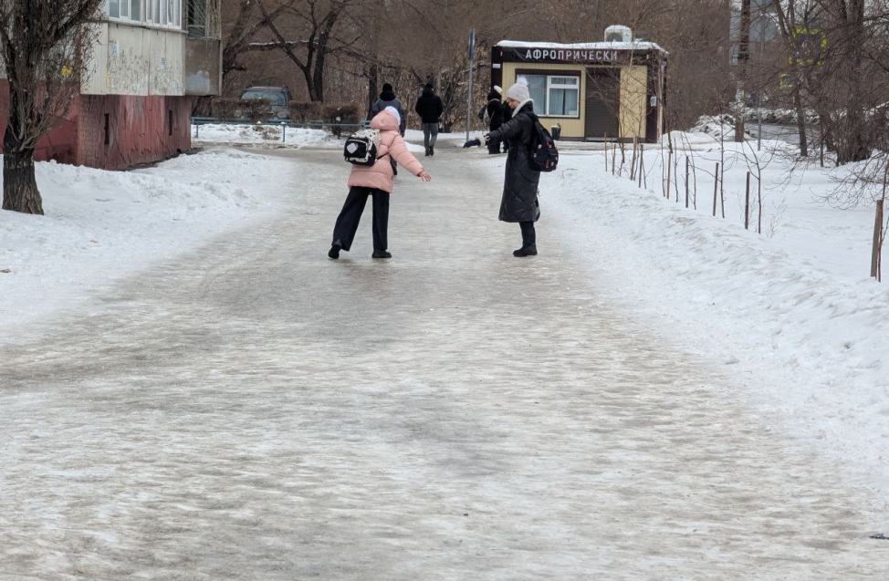 Скользкий фоторепортаж о том, как омичи справлялись с гололедицей