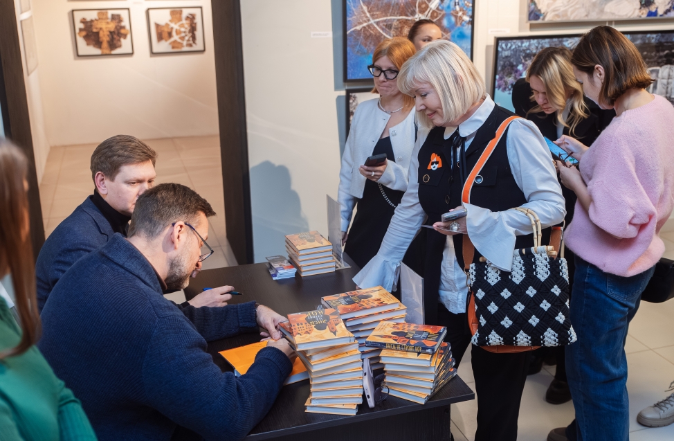 «Читателя обязательно нужно обмануть»: прошла презентация книги омских авторов «Лисы не строят нор» 