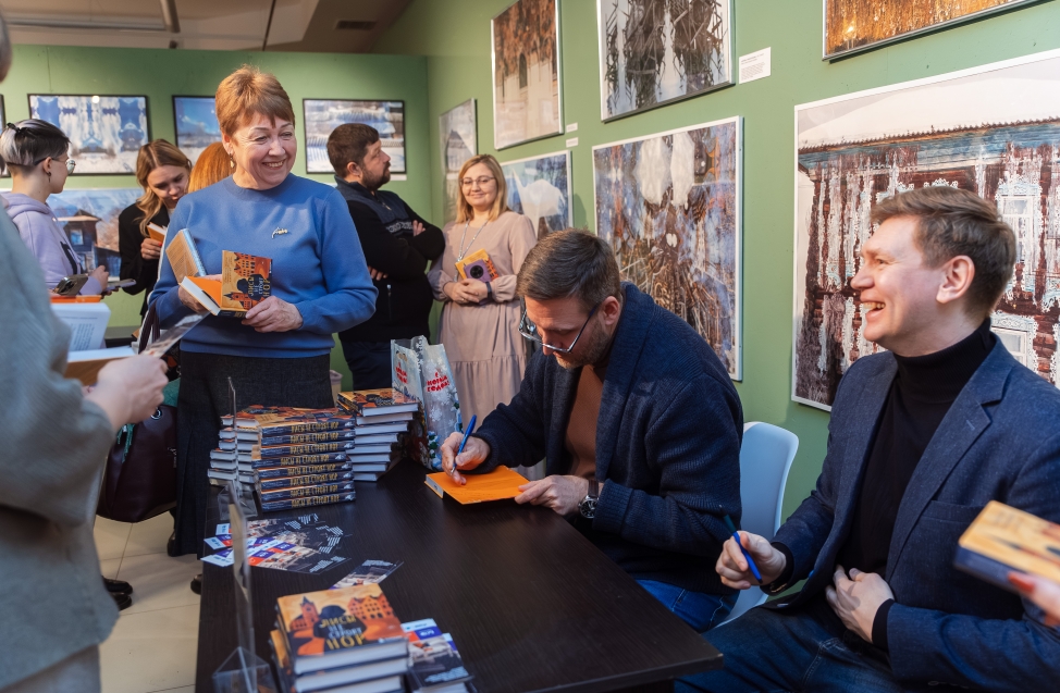 «Читателя обязательно нужно обмануть»: прошла презентация книги омских авторов «Лисы не строят нор» 