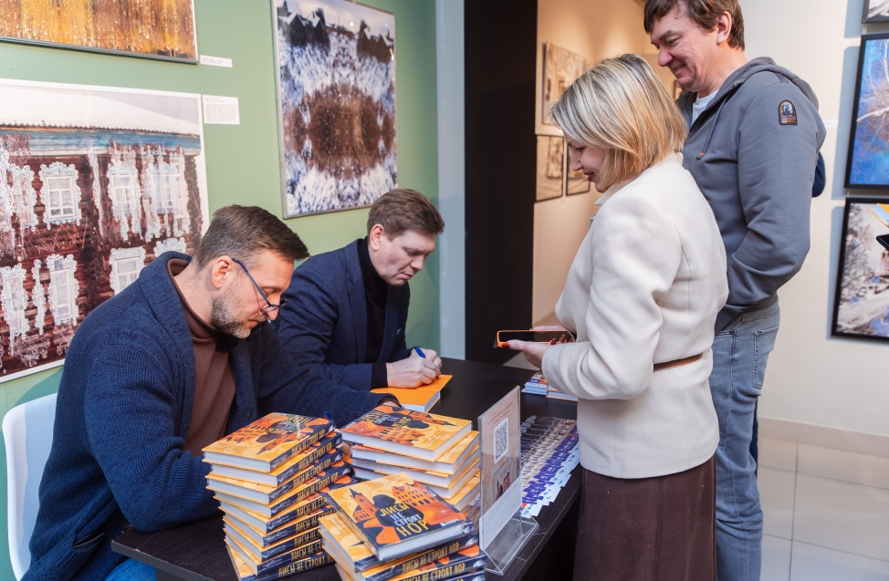 «Читателя обязательно нужно обмануть»: прошла презентация книги омских авторов «Лисы не строят нор» 