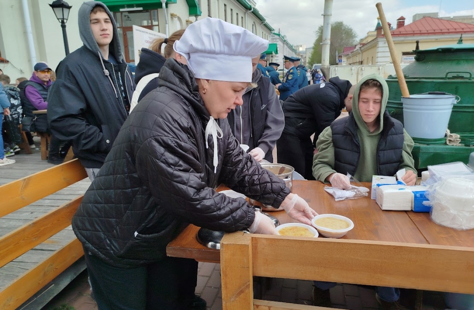 Тушение «пожара», показ техники, полевая кухня: как проходит фестиваль «Пожарный служитель» в Омске