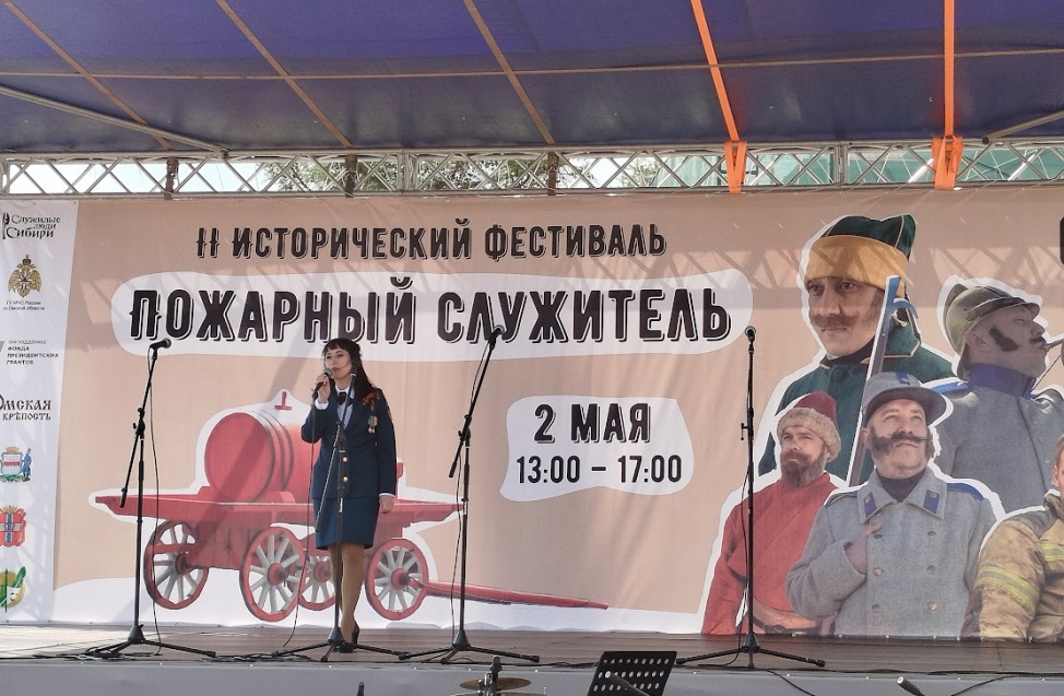 Тушение «пожара», показ техники, полевая кухня: как проходит фестиваль «Пожарный служитель» в Омске