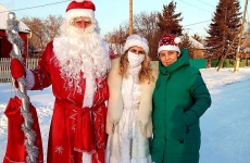 Наталья в образе Снегурочки поздравляет детей сотрудников пассажирского предприятия с Новым годом