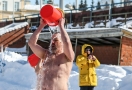 Бодрое пробуждение весны: Омские «моржи» устроили массовое обливание водой