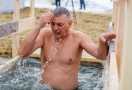 «Смыли грехи» за 500 рублей: фоторепортаж из крещенской проруби в Омске