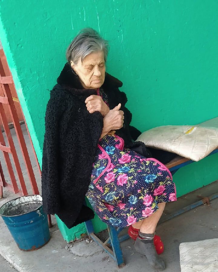 Где находится бабушкина. Бездомная пенсионерка. Пропала бабуля Омск. Старушка ищет родственников. Бабуля потерялась.