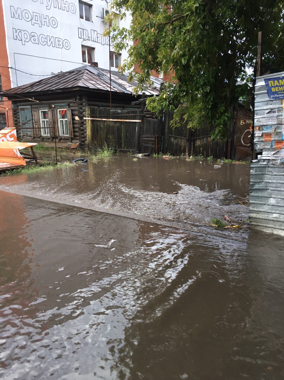 В Омске после дождя ушел под воду обновленный бульвар Мартынова |  09.09.2019 | Омск - БезФормата