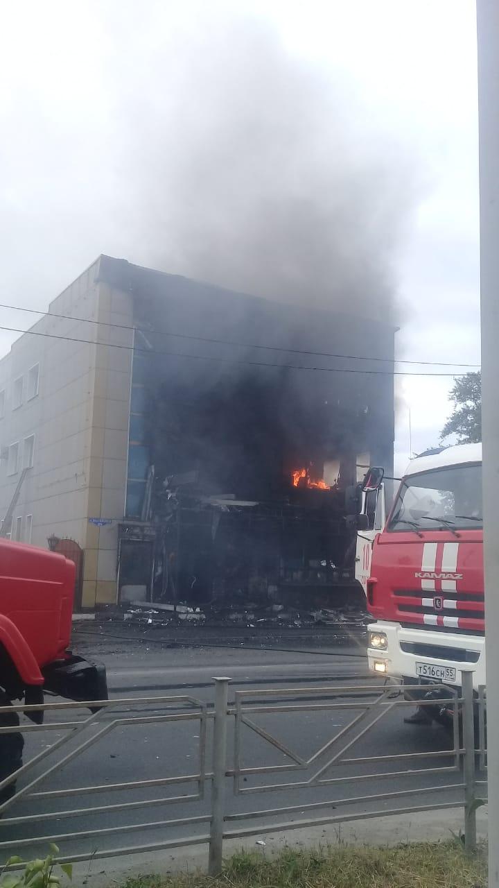 В Омске горит трехэтажное здание на 24-й Северной | 21.06.2020 | Омск -  БезФормата