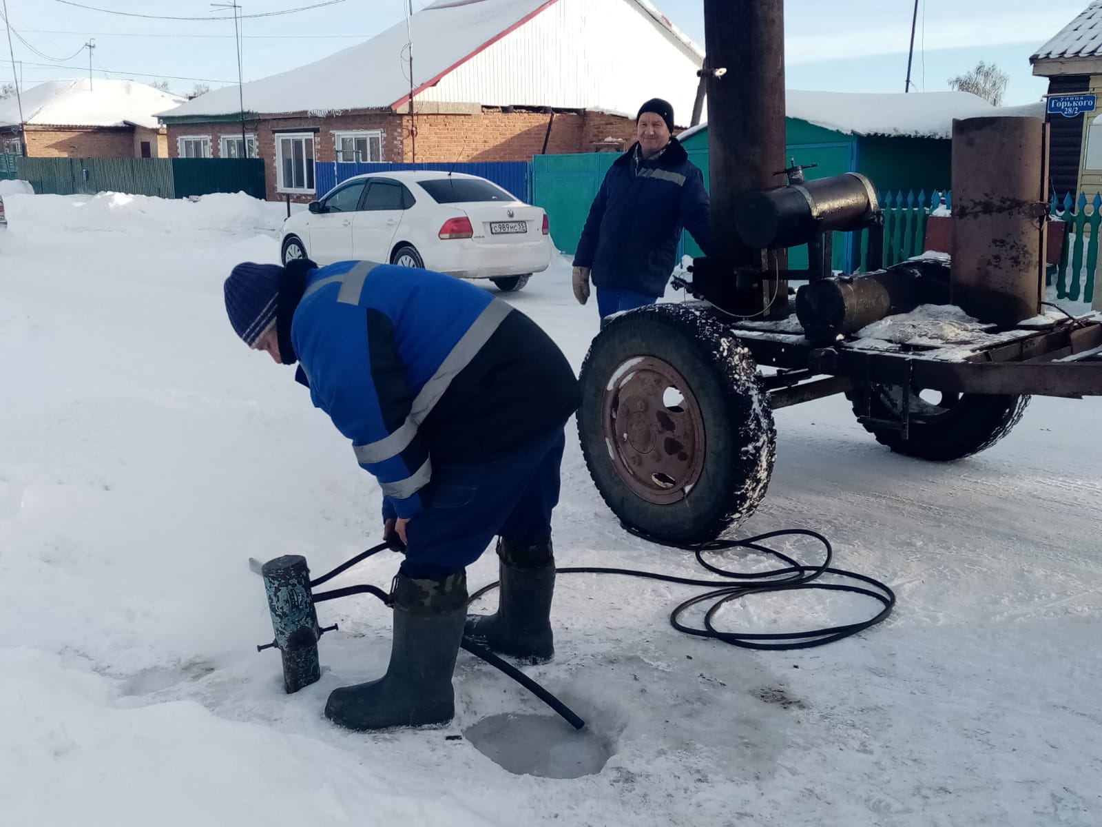 Омскоблводопровод» ежедневно отогревает около ста уличных колонок